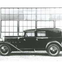 (939) 1931 Checker Model M, Right Profile, Factory Building in Background