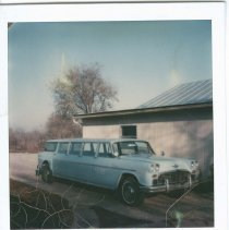 (940) 1970 Checker Cab Aerobus with a 327 Chevy Engine, Building Behind