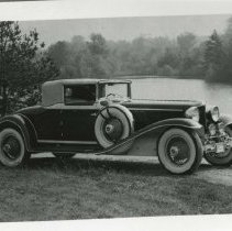 (77) 1931 Cord L-29 Cabriolet, top up 3/4 front right profile, pond behind