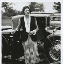 (88) 1931 Cord L-29 Cabriolet with Mrs. Ralph Herbert Sleichel leaning