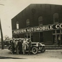 (97) 1929 Cord L-29 with four AAC Employees near the old plant