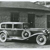 (124) 1929 Cord L-29 Sedan, 3/4 at AAC Complex