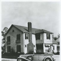 (142) 1929 Cord L-29 Phaeton at a home on Washington Street