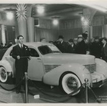 (411)1936 Cord 810 on display in Chicago, man beside to direct onlookers