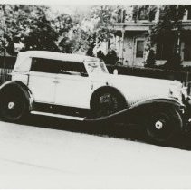 (103)v=1931 Duesenberg J-505 Car2523 Convertible Sedan, house behind