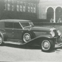(109)1932 Duesenberg J Convertible Sedan, what looks like a church behind