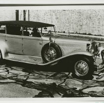 (135)1930 Duesenberg J-288 Car2307 Convertible Sedan, driver waving