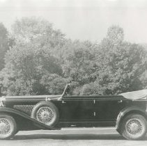 (145)1931 Duesenberg J-494 Car2515 Convertible Berline, in a park setting