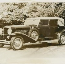 (148)1930 Duesenberg J Convertible Berline, with many trees