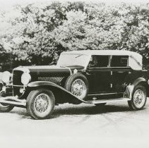 (151) 1931 Duesenberg J Convertible Berline,with many trees behind