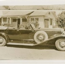 (196)1929 Duesenberg J-170 Car2147 Phaeton in front of an urban house