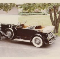 (99)1929 Duesenberg J-175 Car2196 Dual Cowl Phaeton in a driveway