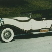 (204)1929 Duesenberg J Phaeton, on a road with a hill behind