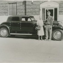 (268)1933 Duesenberg J Sedan and Mrs. Duesenberg at Auburn City Hall