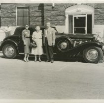 (269)1933 Duesenberg J Sedan and 3 members of Duesenberg family