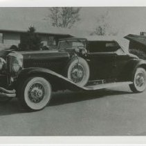 (80)1929 Duesenberg J-277 Car2300 Convertible Victoria in suburban setting