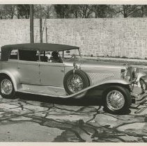 (95)1930 Duesenberg J-288 Car2307 Convertible Sedan, driver waving