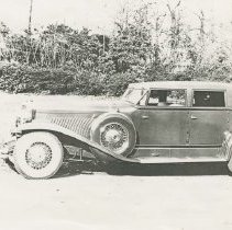 (288)1930 Duesenberg J Beverly Berline in a tree lined setting