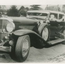 (300)1932 Duesenberg J Beverly Sedan, man waving from driver's seat