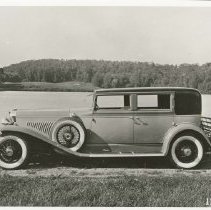 (312)1930 Duesenberg Beverly Berline, left profile, lake behind