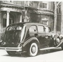 (335)1934 Duesenberg J-377 Car2395 Limousine at an ivy covered apartment