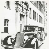(336)1934 Duesenberg J-524 Car2565 Limousine at what appears to be a bank