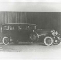 (347)1930 Duesenberg J Limousine, right profile, in a studio with curtains
