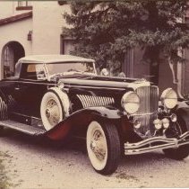 (403)1931 Duesenberg J-460 Car 2478 Coupe in a driveway, beside a house