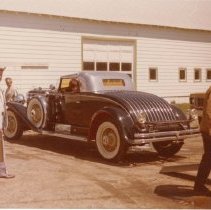 (408)1931 Duesenberg J-460 Car 2478 being loaded on trailer