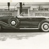 (442)1932 Duesenberg J-476 Car 2485 Speedster, on street in front house(2)