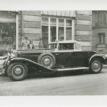 (563) 1929 Duesenberg J Convertible Coupe, 3 individuals, Duesenberg dealer