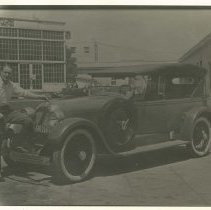 (945)1924 Duesenberg A Touring Car, man with foot on front bumper of car