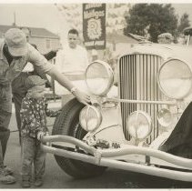 (1004)1930 Duesenberg J at a car show, man pointing to horn while young boy