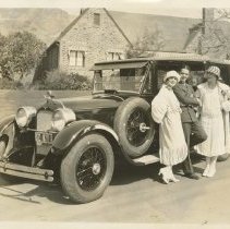 (1067)1924 Duesenberg A Limousine with two women and a man leaning against