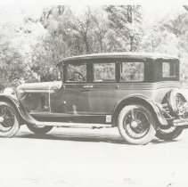 (970)1924 Duesenberg A 6 windows 5 passenger sedan, many trees