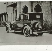 (982)1921 Duesenberg A Town Car Beside an extravagant house