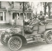 (4174)1908 Auburn G, muddy and with flags, three men, arriving in Auburn