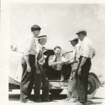 (434)1932 Auburn 12-160 Speedster, driver Eddie Miller, 5 other men, CA