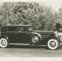 1934 Dueseberg J-547 Sedan with many trees behind