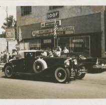 Cord L-29 cabriolet in parade