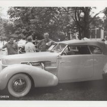 1986 black and white photo of a Cord 810-812 phaeton in a grassy park