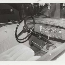Dashboard and interior of an 1931-33 Auburn