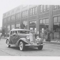 1934 Auburn driving in front of the museum
