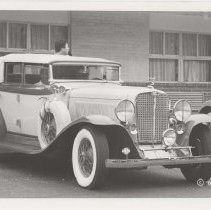 1932-1933 Auburn V-12 phaeton in front of a motel