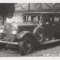 1928-1930 Auburn sedan in a park