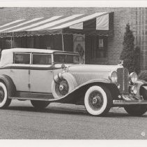 1932-1933 Auburn V-12 phaeton driving past The Filling Station