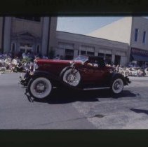 1931 - 1933 Auburn driving down street