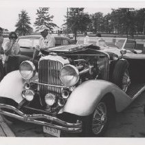 1932 Duesenberg Model J-476 in a parking lot