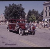 1925-1927 Auburn Sedan in the Parade of Classics