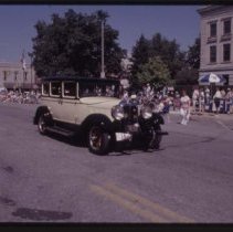 1925-1927 Auburn Sedan in the Parade of Classics